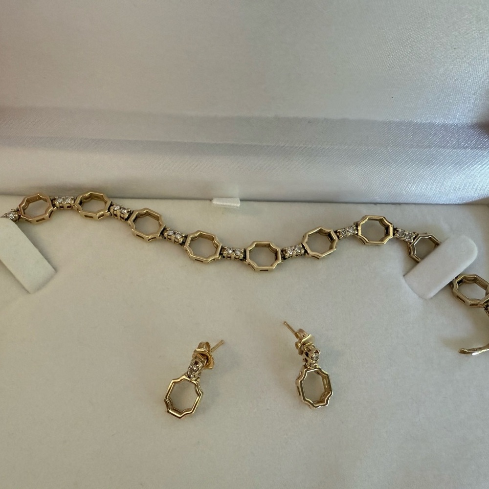 Gold and diamonds bracelet and earrings set